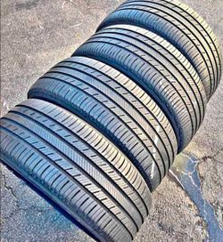 235 55 20 Michelin tires Con 80% de Vida Las 4