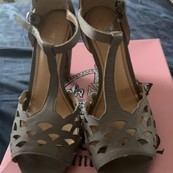 New Ladies Shoes. Leather Vintage Style Tstrap  Gray Leather  By Brand crown Leather Size 6.5 