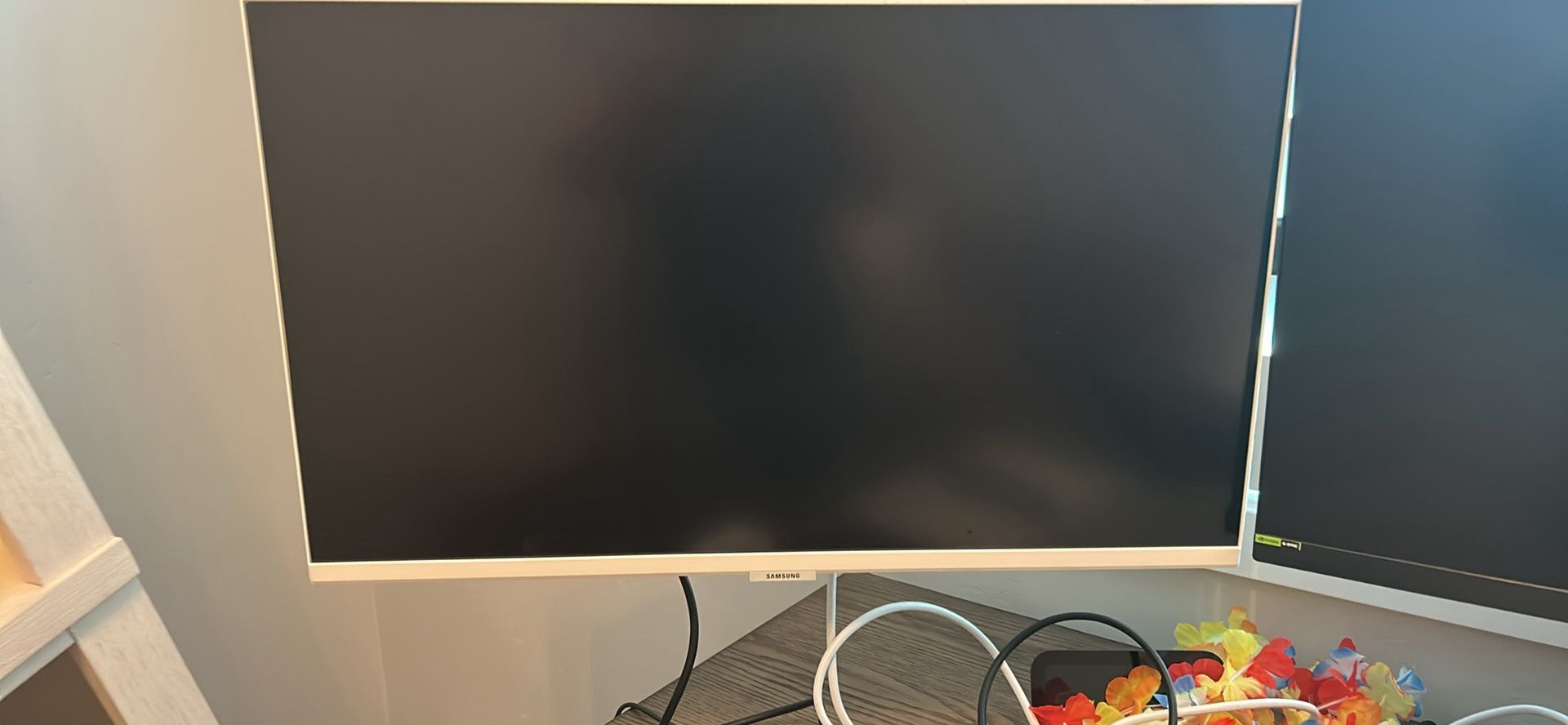 Samsung AM500 series 27” LED FHD, Smart TV and Monitor White