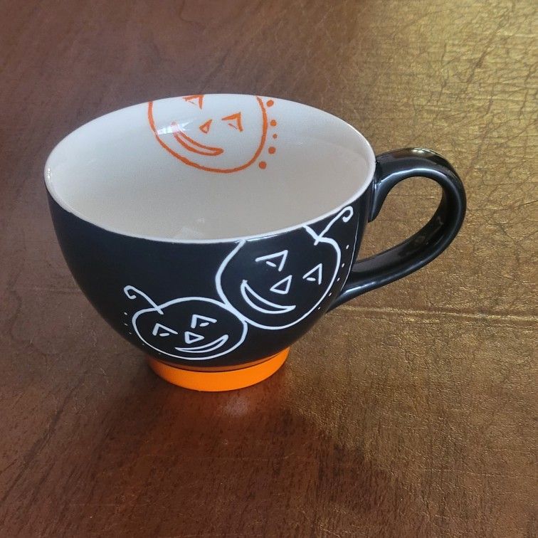 Starbucks Coffee Cup Mug Halloween Black Cup Jack O’ Lantern Pumpkin
2007. Perfect shape, no chips or cracks. Height 3" , diameter 4.5".
weight 13oz