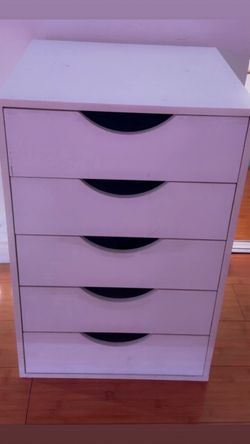 5 drawers it’s clean idk why it looks a little dirty
