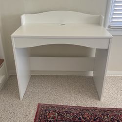 Kids' Study Desk - Clean & Organized Plan - Perfect for Children's Homework Space!