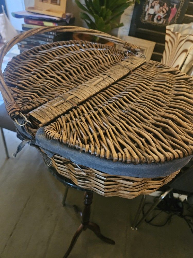 LOVELY VINTAGE PICNIC BASKET! Blue Lining