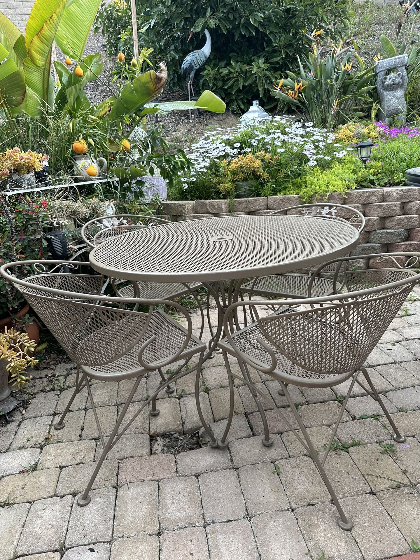 Vintage Wrought Iron Patio/outdoor Furniture Table Set! Delivery Available For Extra Fee. 