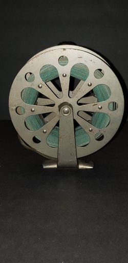 Vintage Pflueger CAPTAIN Fly Fishing Reel - Sporting Good for Sale in  Lorain, OH - OfferUp