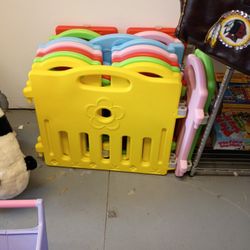 Expandable Play Yard Plastic 18 Pieces See Descriptions