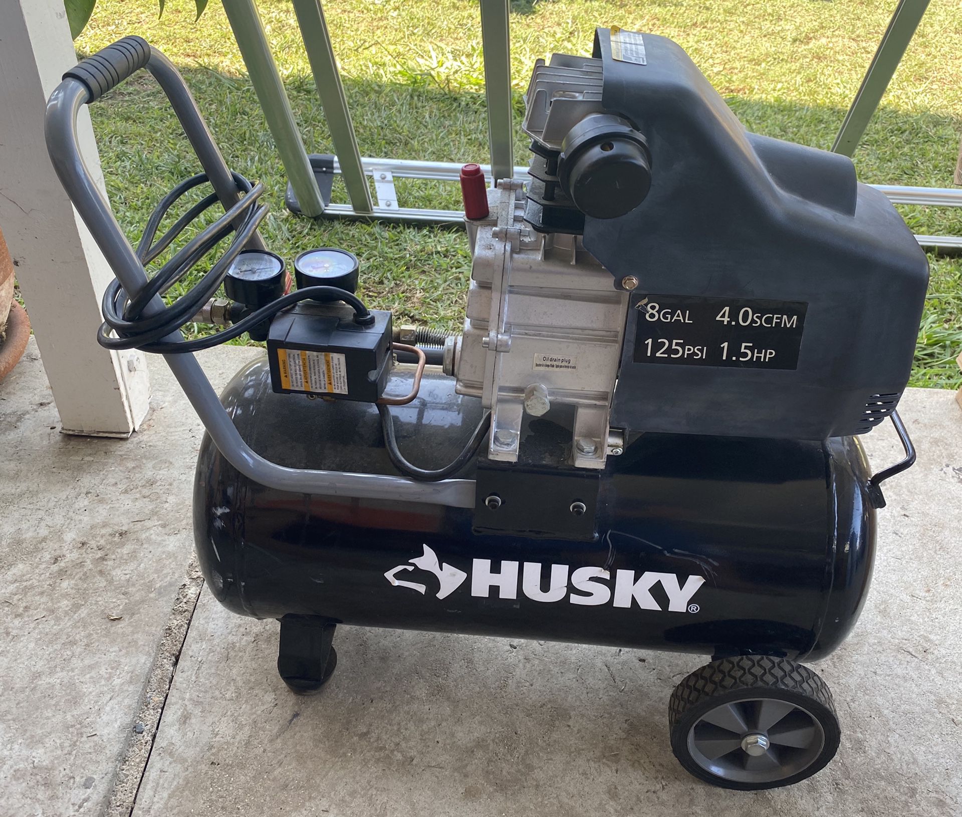 Husky 8 gallons air compressor 125psi 1.5hp