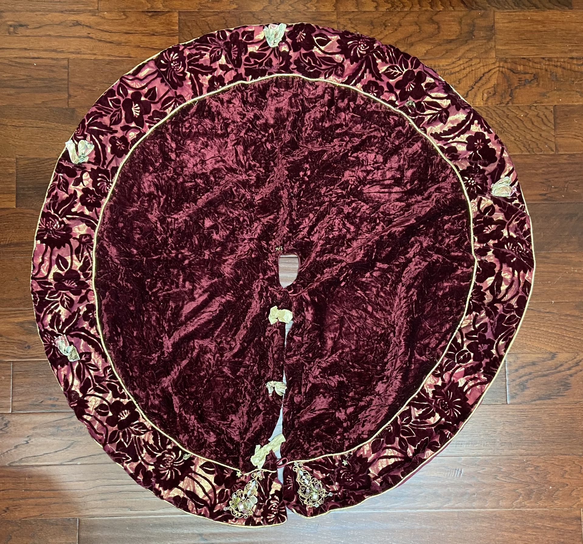 Christmas Tree Skirt 52 inch diameter just $5 xox