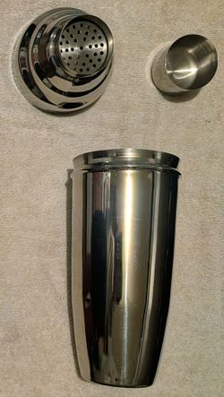 NEW 2 Quart (64 ounce) Stainless Steel 3-Piece Cocktail 🍸 Shaker Set (Shaker Cup, Strainer and Jigger Top) Williams-Sonoma/Unbranded