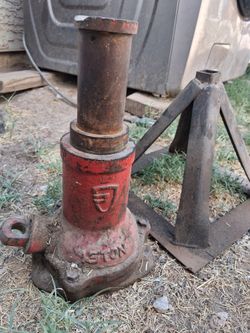 Vintage Nissan 1.5 TON bottle Jack