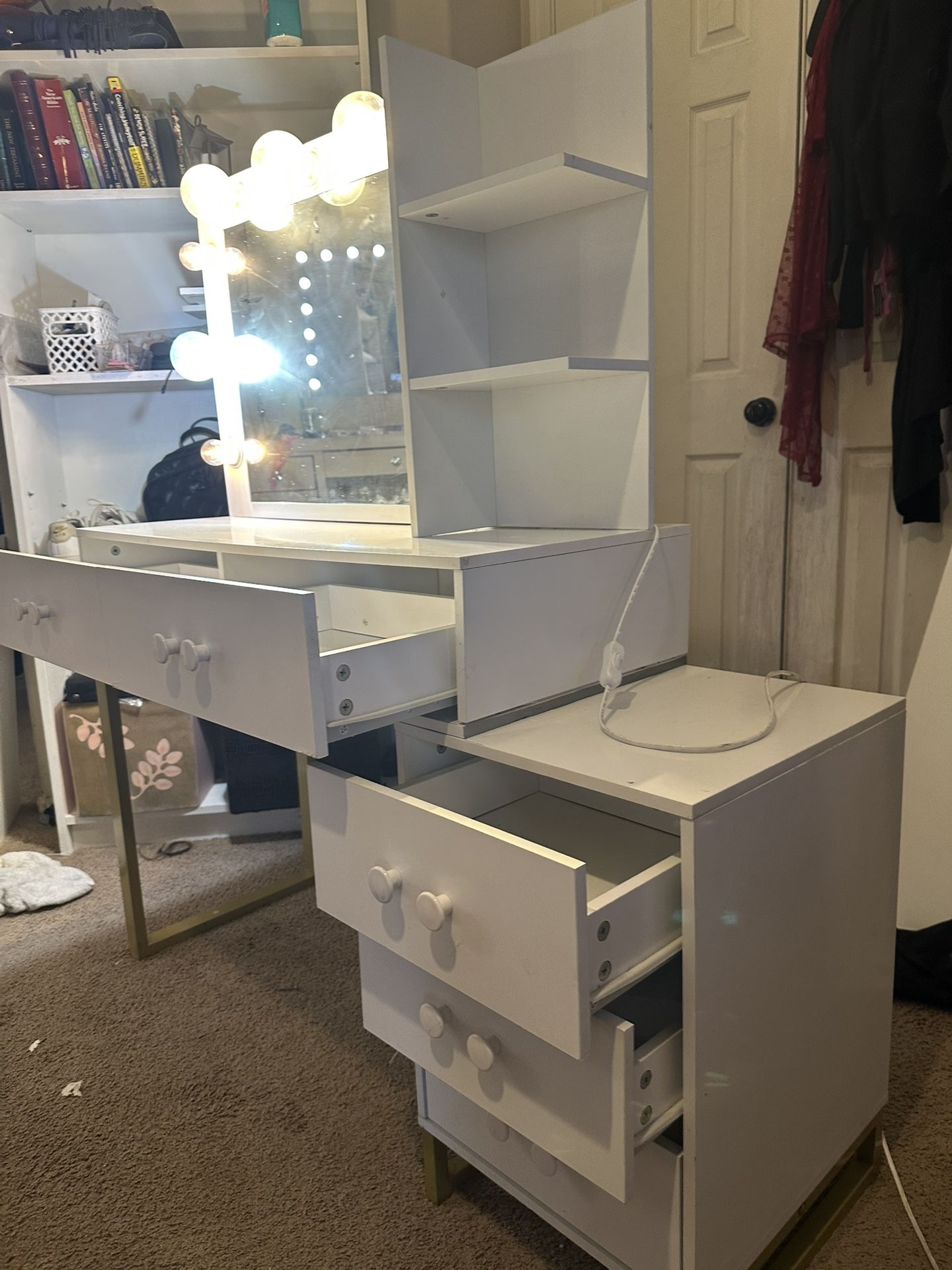 Nice White & Gold Vanity With Mirror & Lots Of Storage