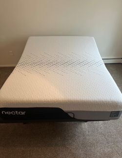 Like new Queen Nectar memory foam hybrid mattress
