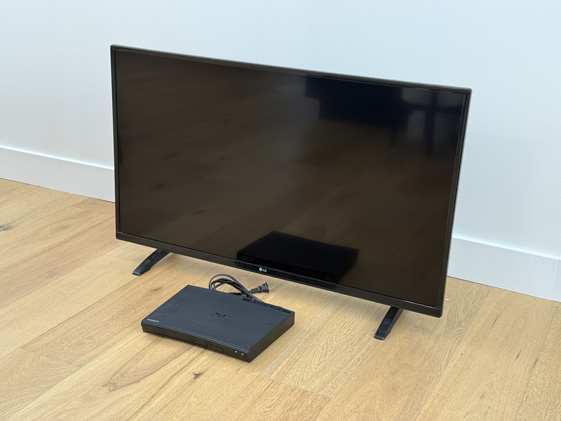 USED LG 40LH5000 40" Full HD 1080p LCD TV w/ free Bluray Player