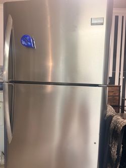 Frigidaire Gallery Stainless Steel Top-Freezer Refrigerator