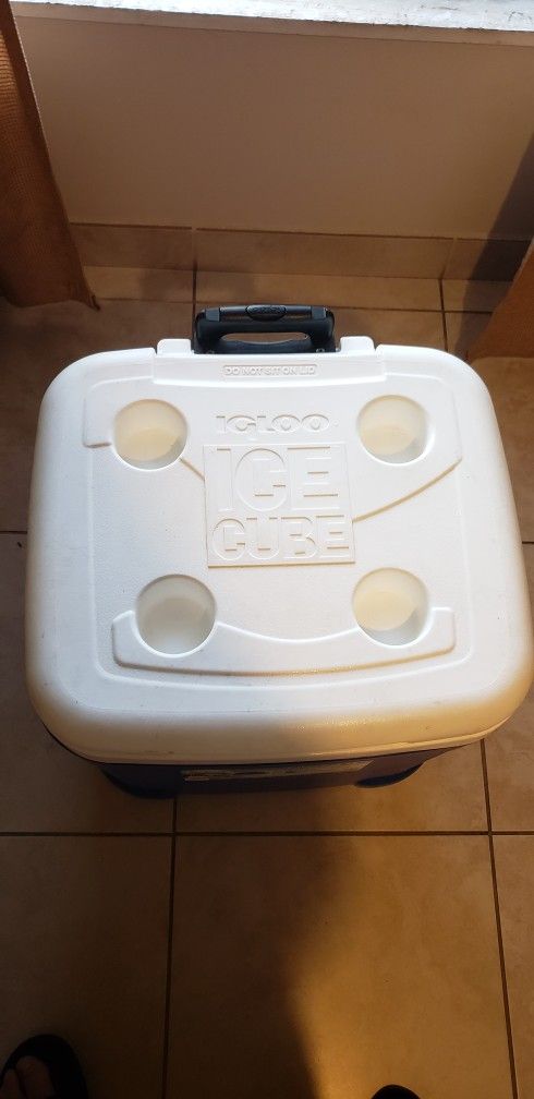Igloo Ice Cube Rolling 60 Qt Cooler With Extended Handle 