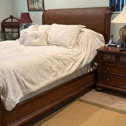 Queen Sleigh Bed Frame And 3 Matching Nightstands, Needs To Be Gone By June 22‼️