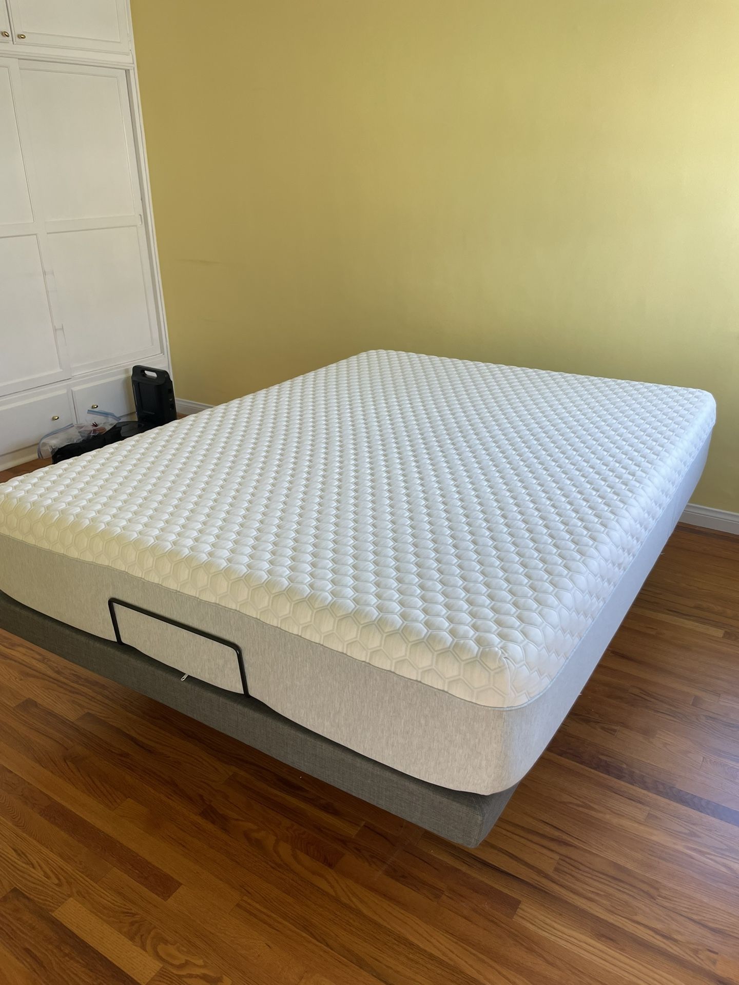 Molecule 1 Air-Engineered 12" Queen Memory Foam Matttress and Adjustable Base
