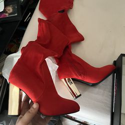Brand new women’s red suede Heels 👠 