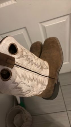 Size 5  brand Cody James