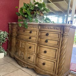 Exelent Dresser With 9 Drawers & Marble