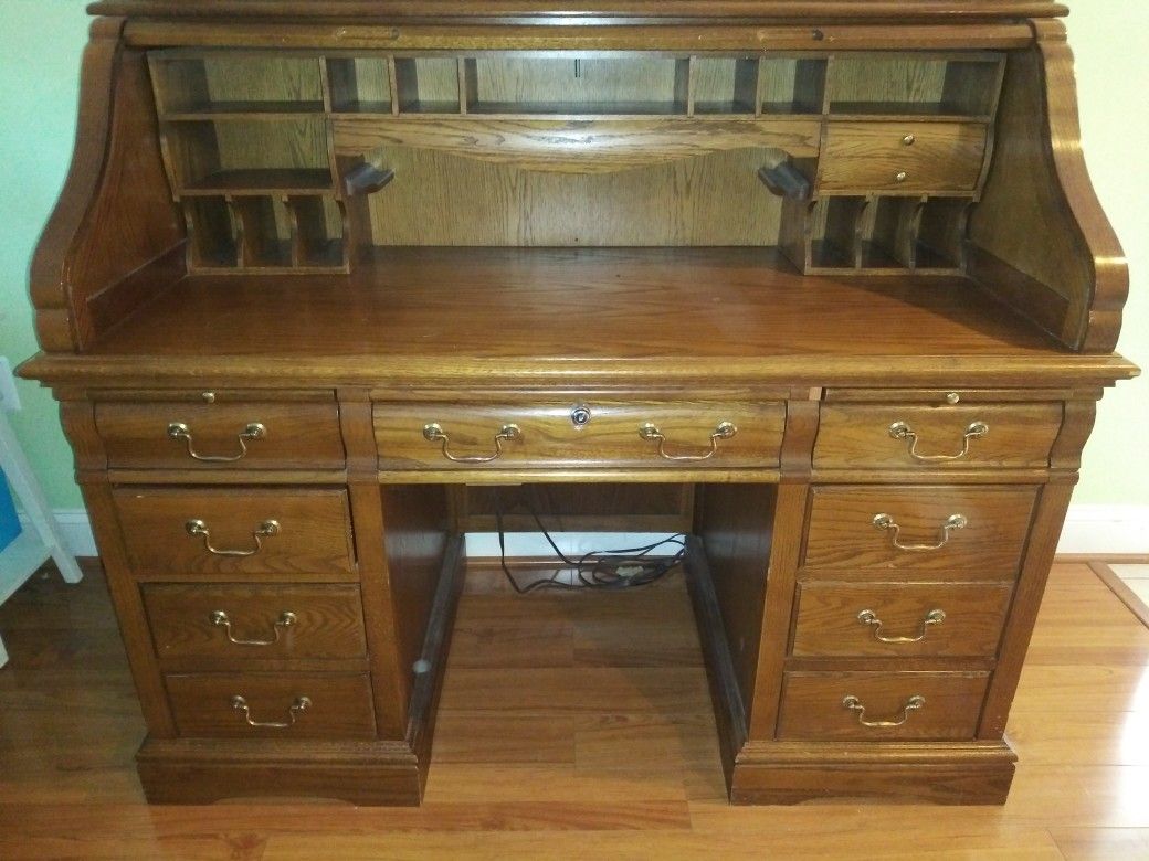 Antique desk with 🔐 lock