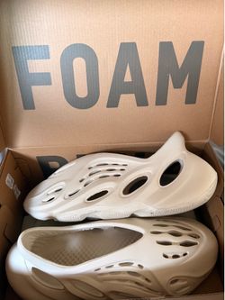 Yeezy Foam RNNR Sand Size 10 – Excellent Condition + Box
