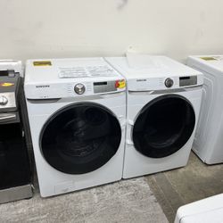 SAMSUNG WASHER AND GAS DRYER IN WHITE FRONT LOAD COMBO