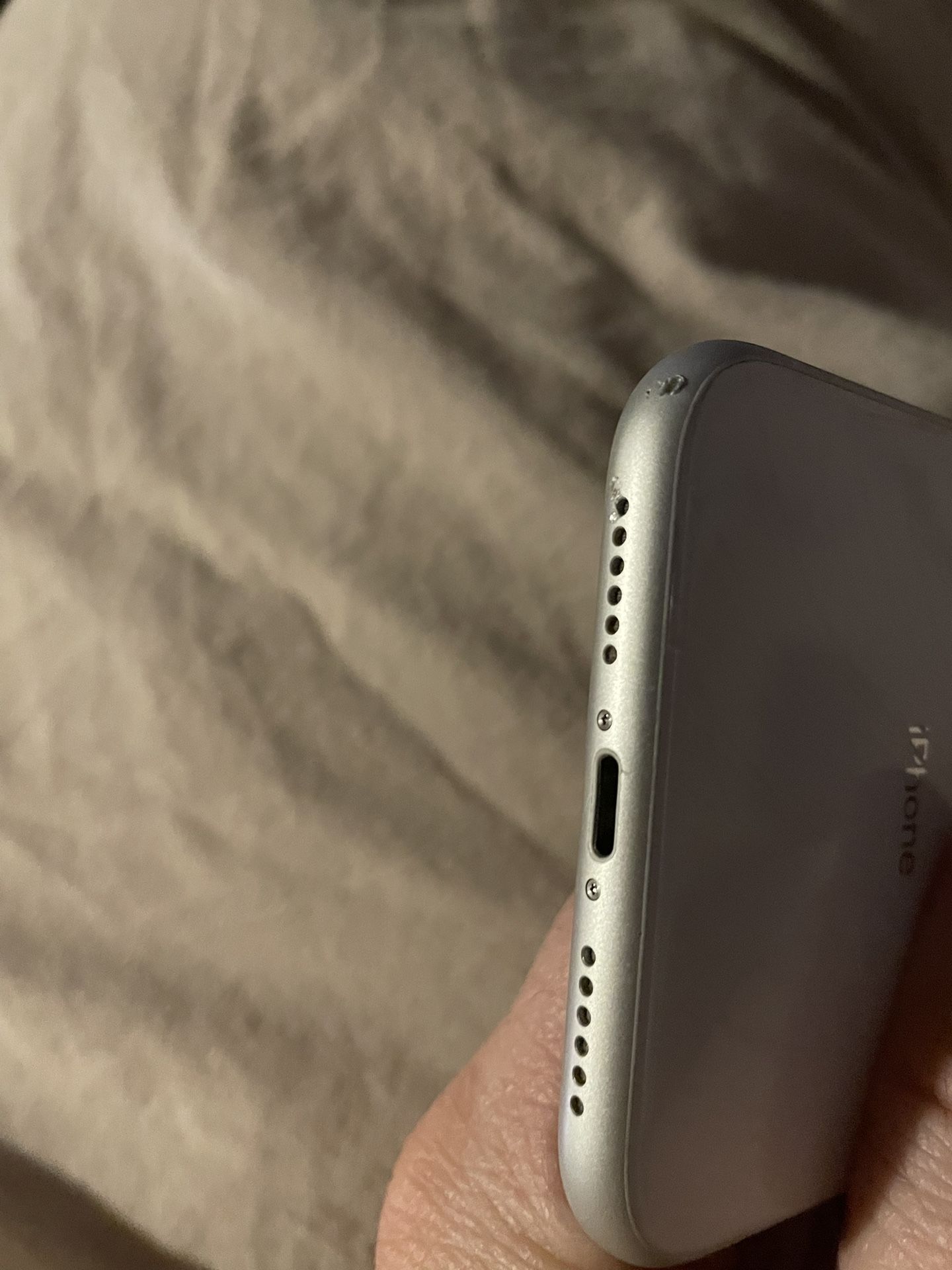 iPhone XR White Cracked for Sale in Beaverton, OR - OfferUp