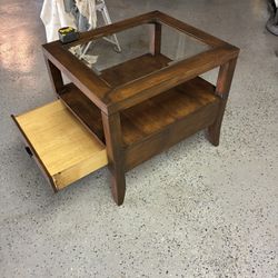 Top Quality End table With Drawer. 