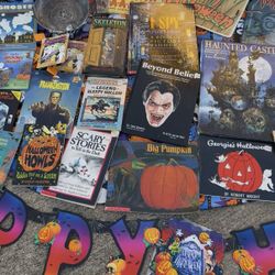 🎃Halloween Vintage Book Party! 30+ books, also 2 tablecloths, banner, posters, cauldron 