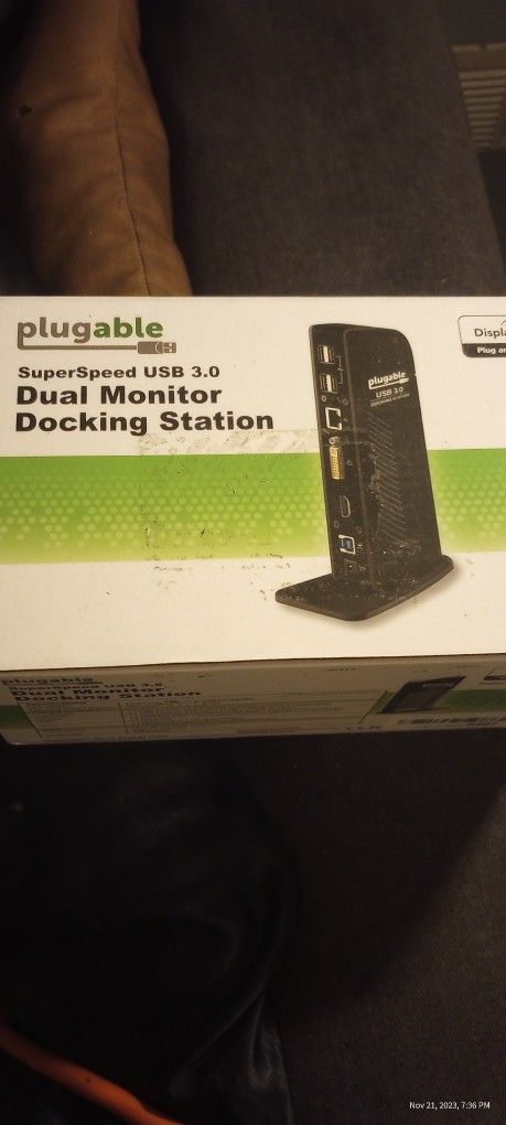 Pluggable Dual Monitor Docking Station