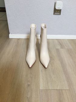 New White women’s boots. Size 7. East side