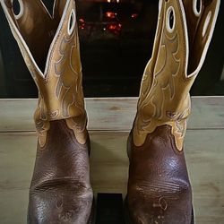 Ariat Work Boots Size 10 1/2 Light Wire, Barely Broken In Slight Scuffs On The Toes. Tread Is In Perfect Condition.