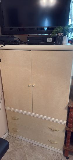 Tv stand/ dresser need it gone willing to negotiate