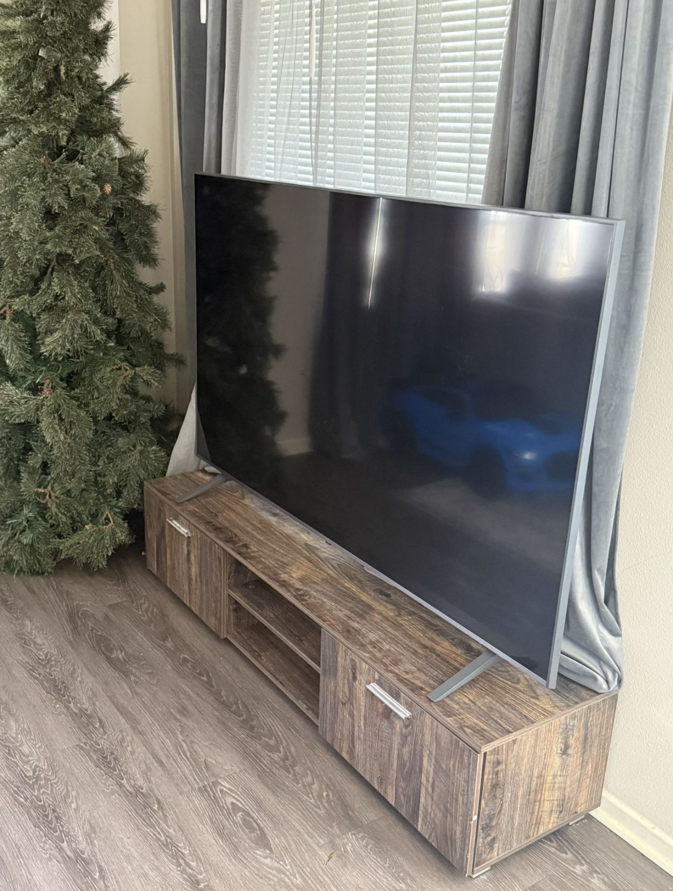TV Stand – Fits Screens Up to 70