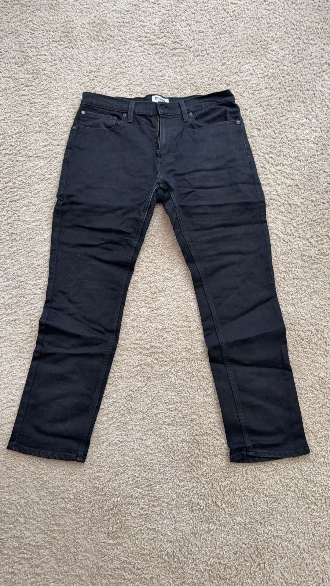 Black Levi’s slim fit