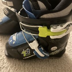 Ski Boots Kids 4-7yo - 215mm 17.5 - It’s Available If Still Posted 