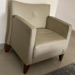 Almost new solid wood ARMCHAIR in real leather