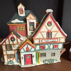 1995 Lemax High Peaks Ski Lodge porcelain, lighted