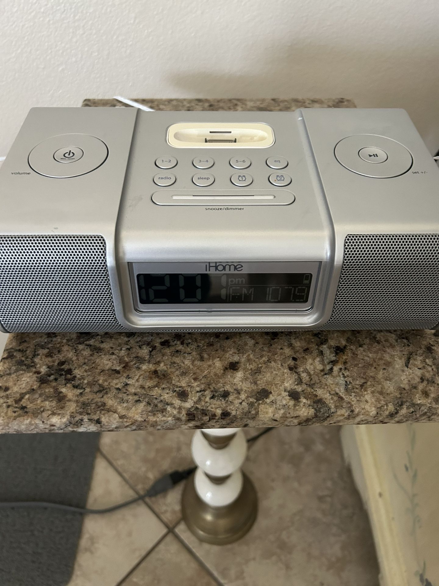 iHome Alarm Clock Radio iP9, iPod Dock AM/FM Remote