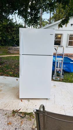 Whirlpool Top-Freezer Refrigerator White