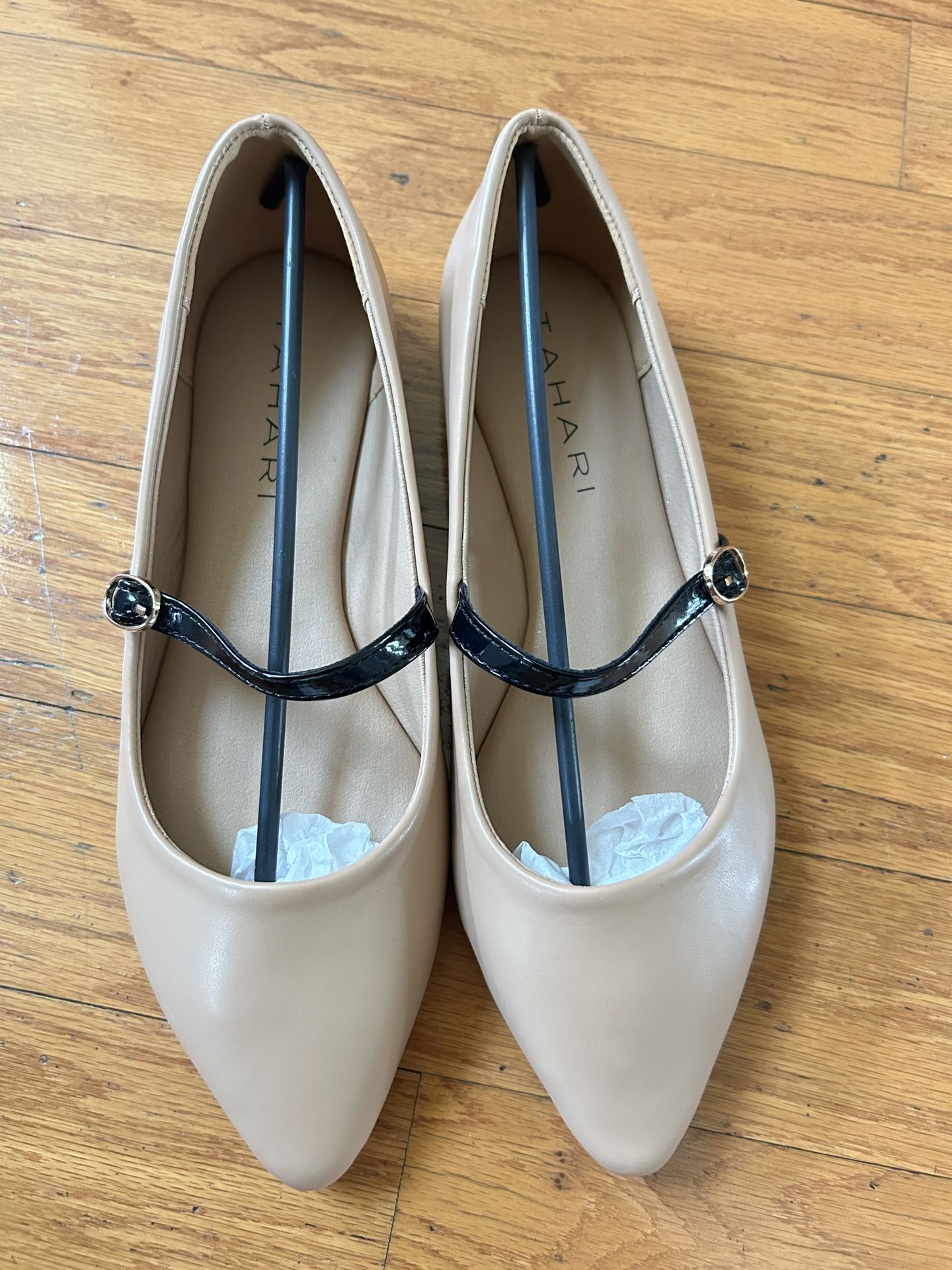 NWT Tahari women elegant flats