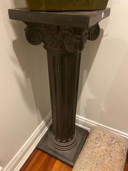 Pedestal for decor