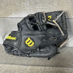 Wilson A450 11.5 In Youth Baseball Glove RH Throw Black Leather