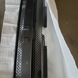 Chevy trailblazer grille 02-05 BRAND NEW