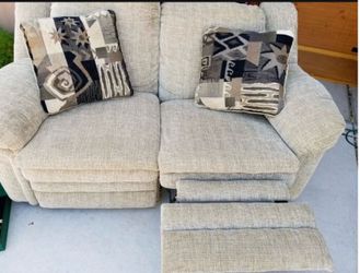 Very comfy reclining loveseat.