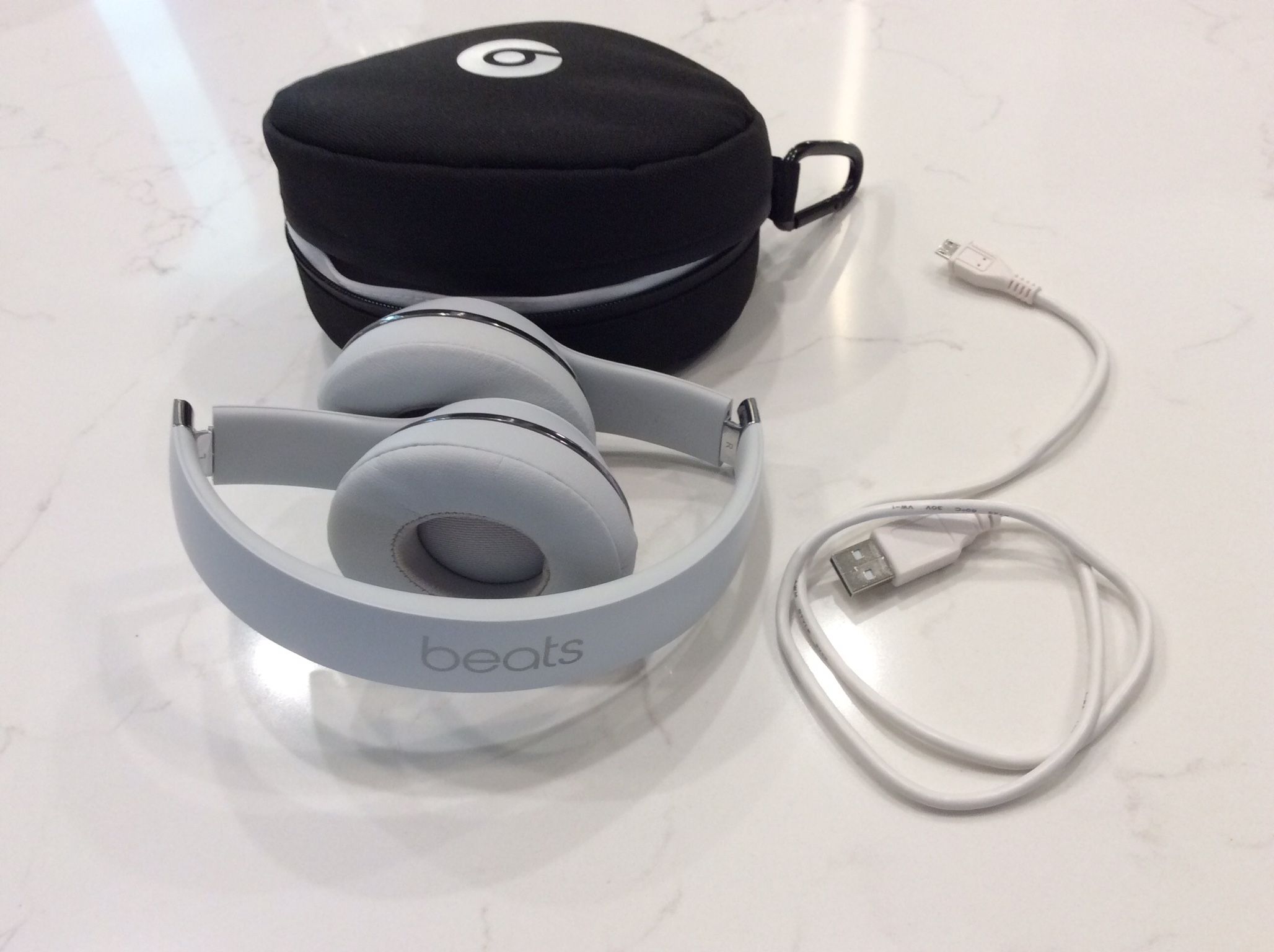 Beats By Dr. Dre Solo3 Wireless Ear-Headphones, Bluetooth Interface (Model Number MUH52LL/A) Color Is Satin Silver, Excellent Condition