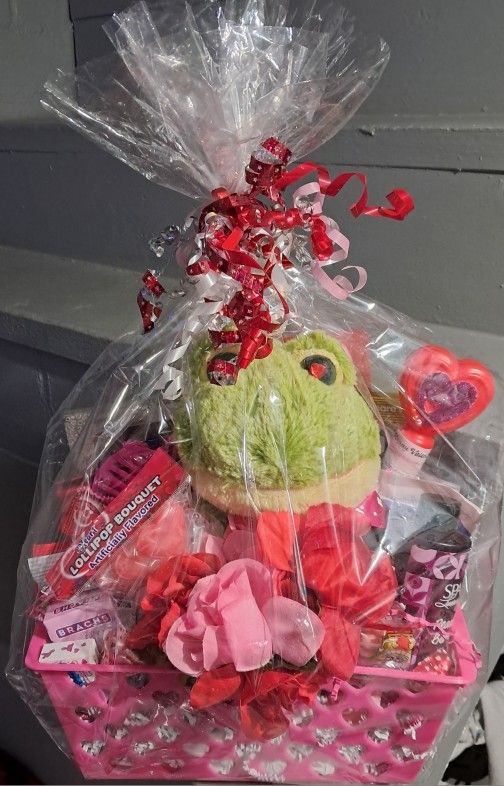VALENTINES DAY FROG GIFT BASKET