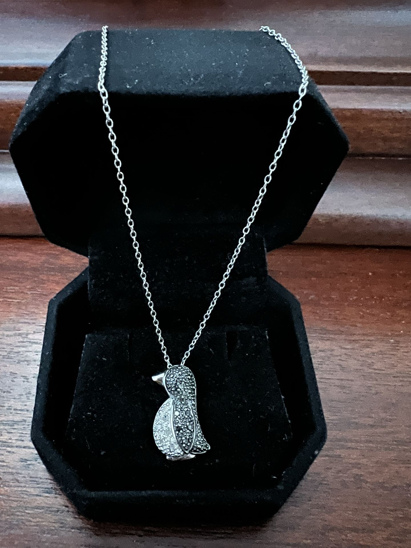 WHITE AND COLOR ENHANCED BLACK DIAMOND STERLING SILVER 925 PENGUIN PENDANT NECKLACE /CADENA DE PLATA 925 CON COLGANTE DE PINGÜINO AUTÉNTICOS DIAMANTES