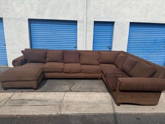 Really nice sectional couch 🛋️